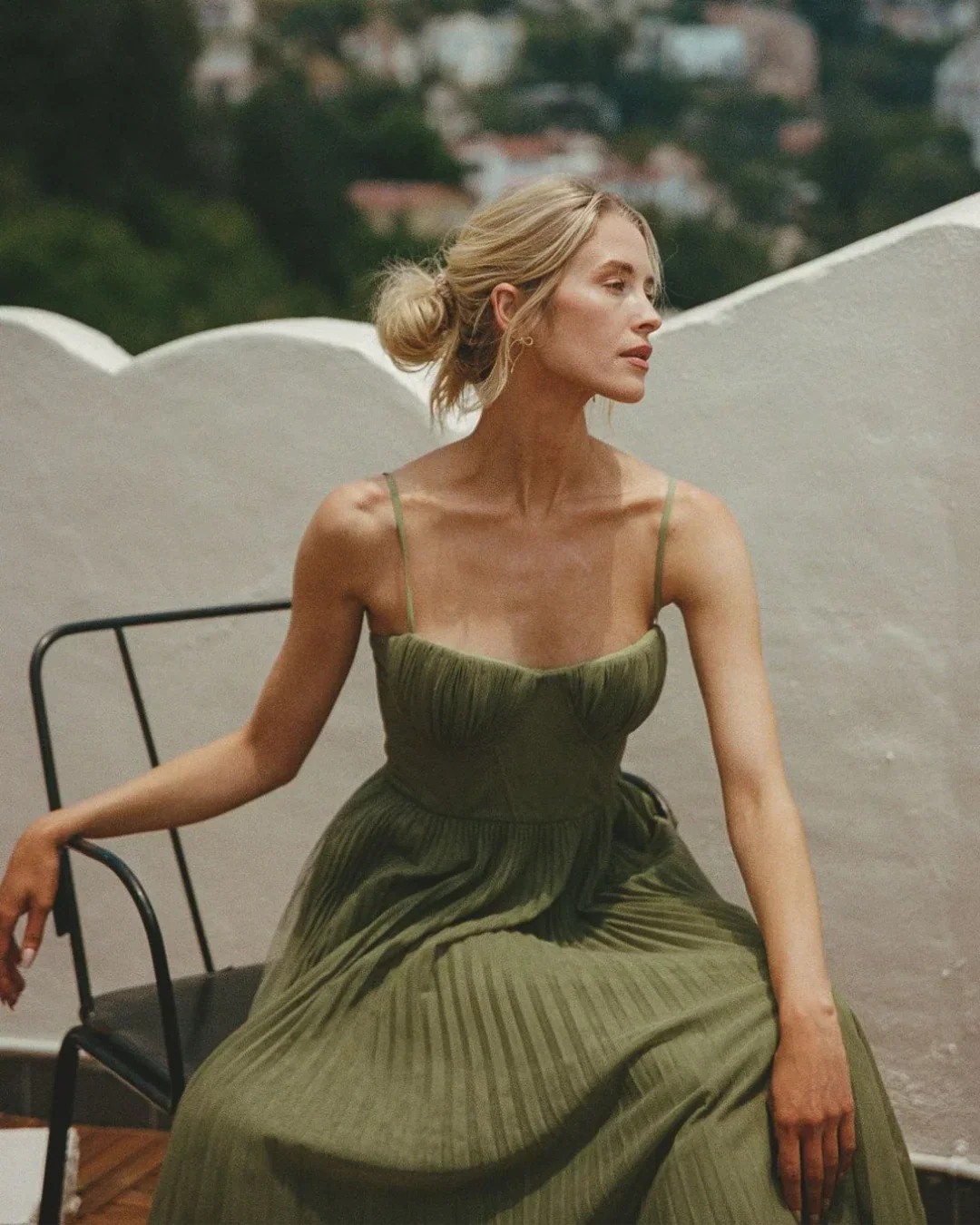 Elva -Modern Elegant Klänning med Öppen Rygg