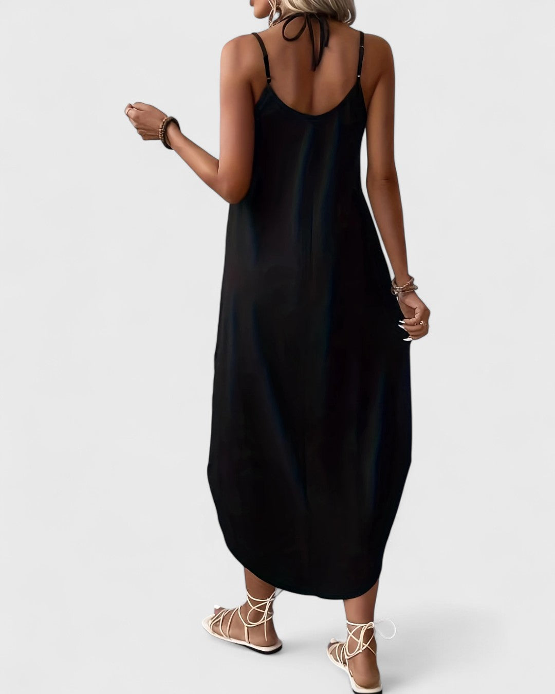 Zofia– Lång, Flödande Sommarklänning med Smala Axelband