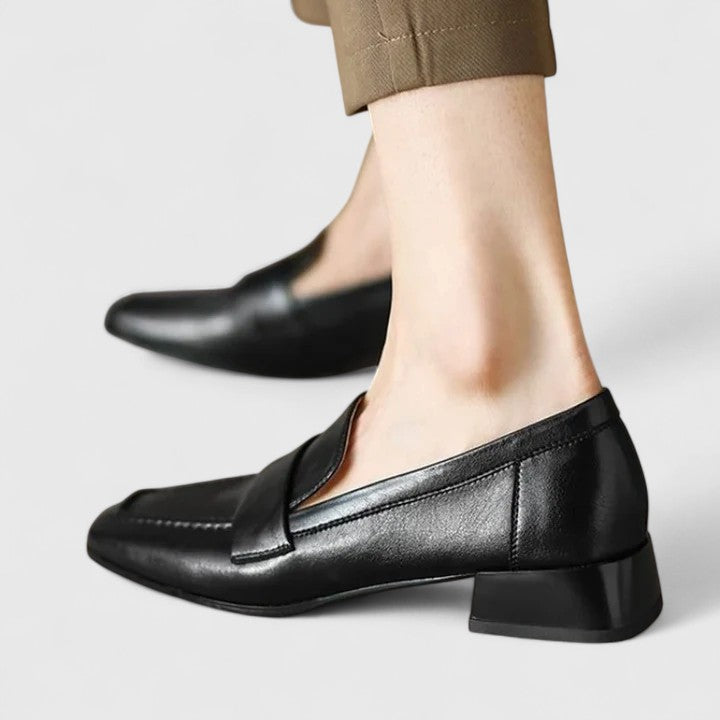 ELLIE – KLASSISKA LÅGKLACKADE LOAFERS