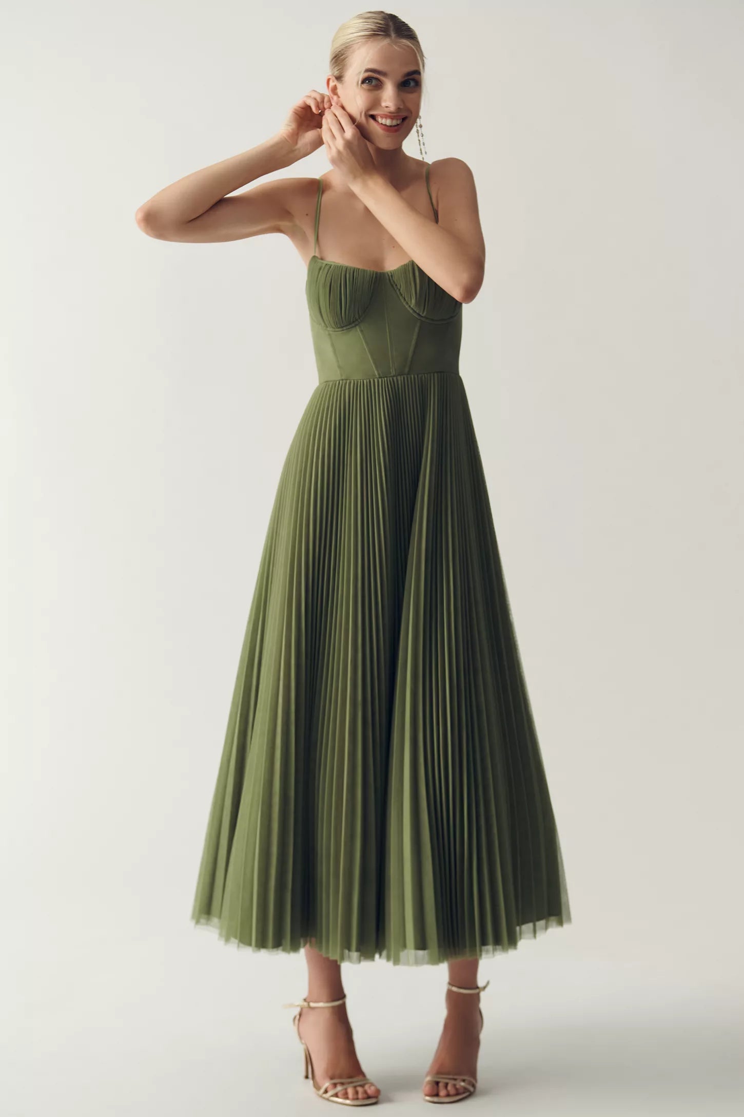 Elva -Modern Elegant Klänning med Öppen Rygg