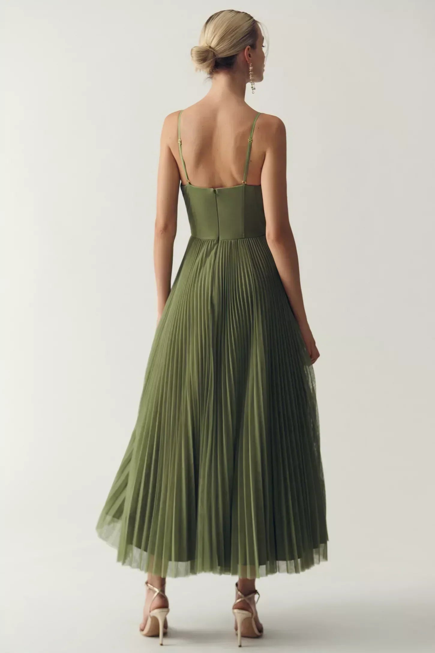 Elva -Modern Elegant Klänning med Öppen Rygg