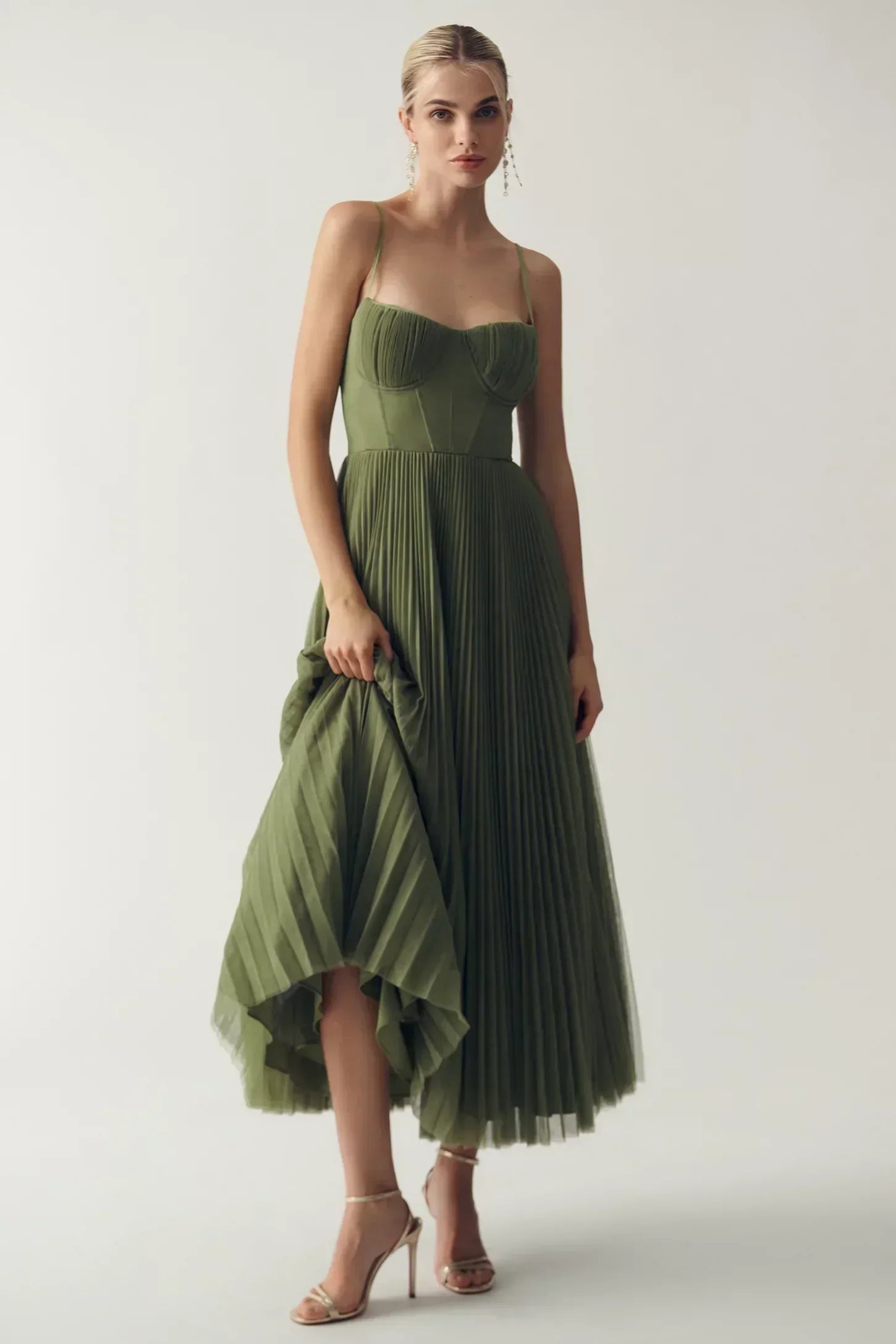 Elva -Modern Elegant Klänning med Öppen Rygg