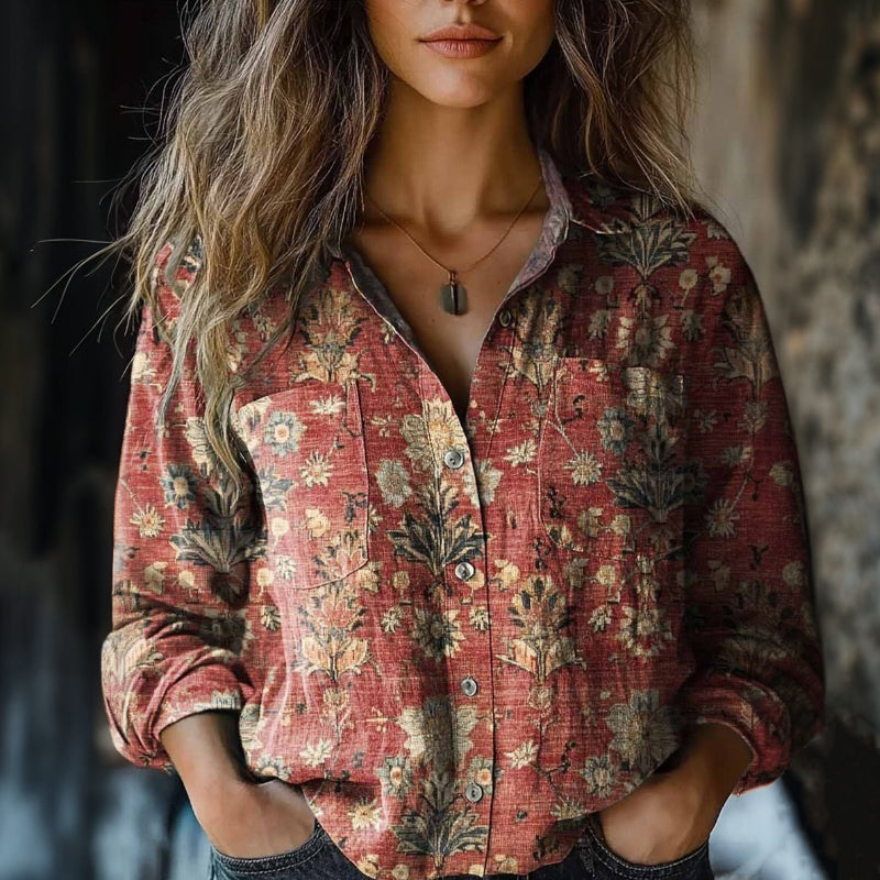 BEATA – RUSTIK BLOMMIG BLUS MED KNAPPAR