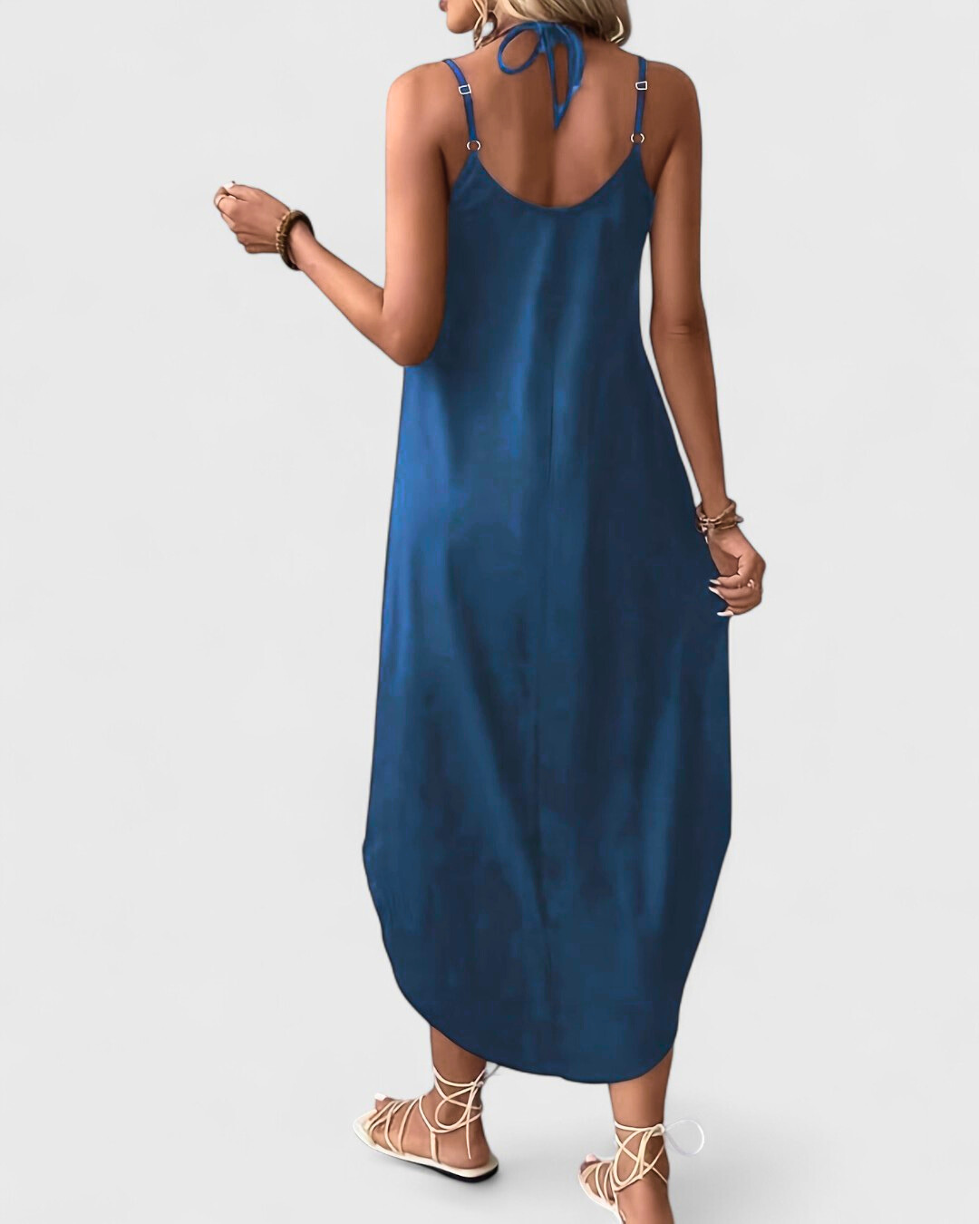 Zofia– Lång, Flödande Sommarklänning med Smala Axelband