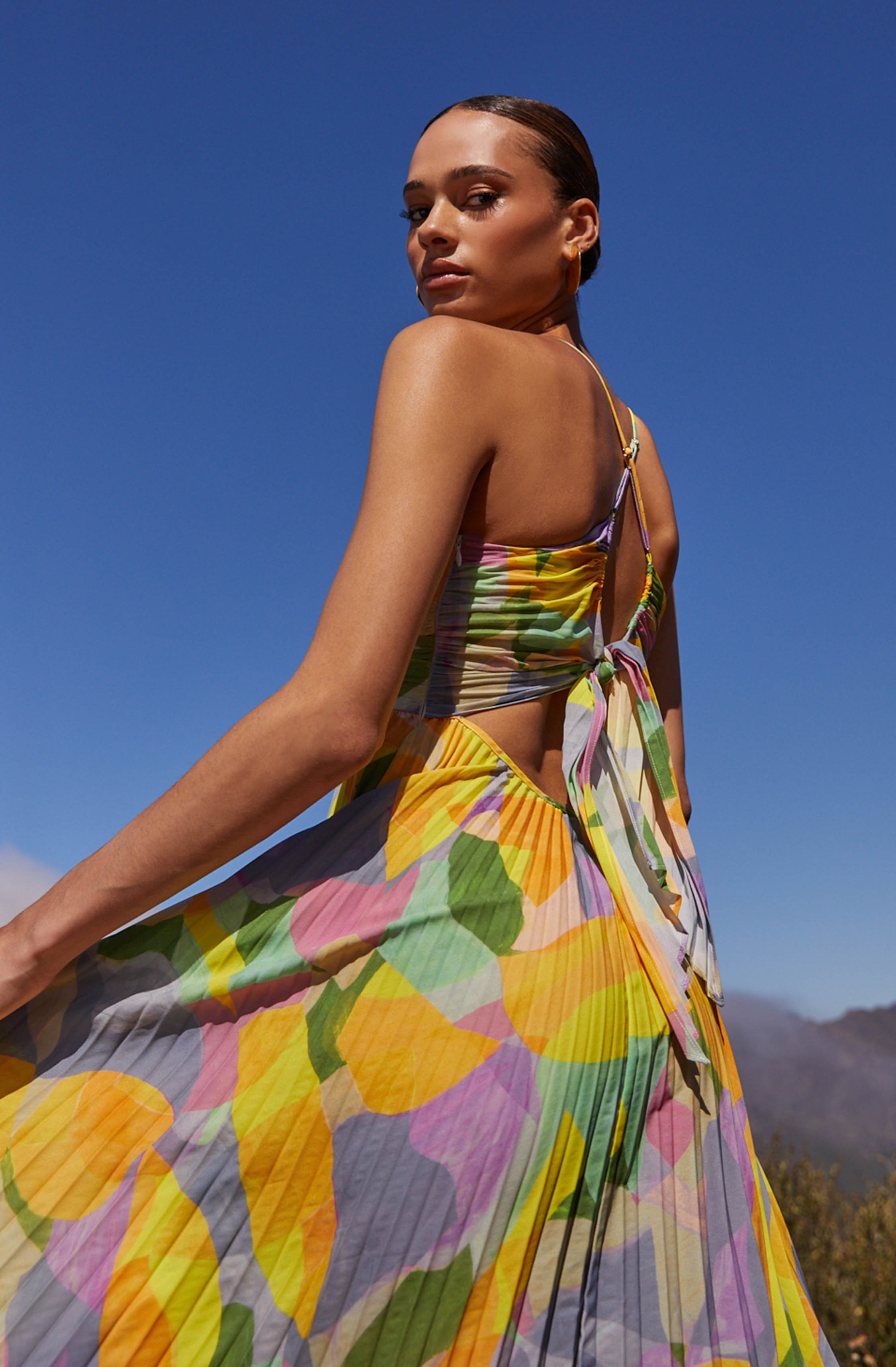 Roza - Plisserad Maxi Sommarklänning Med Blommönster