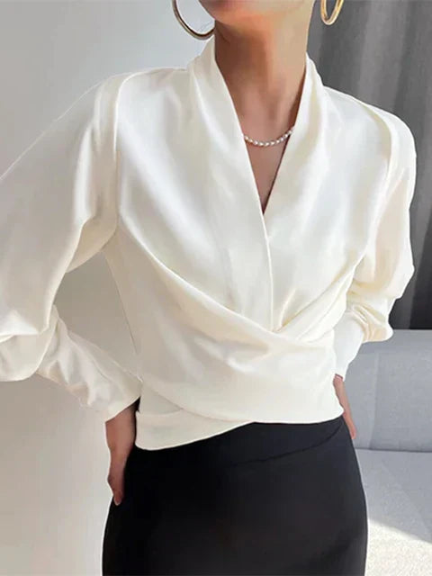 MIRELLA – ELEGANT DRAPERAD BLUS MED V-RINGNING